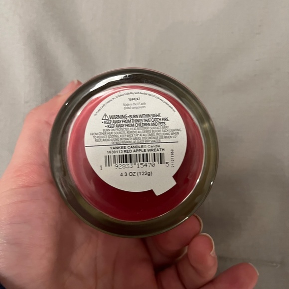 🚨SOLD🚨NWT Yankee Candle Red Apple Wreath Candle - Picture 3 of 4